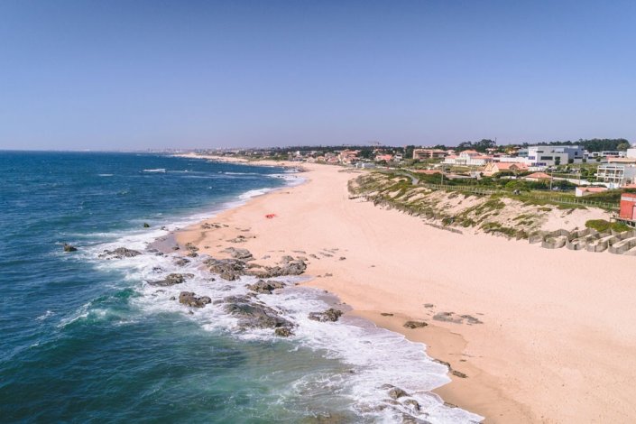 A Câmara Municipal de Gaia foi uma das que interditaram o acesso aos areais costeiros no contexto da pandemia do novo coronavírus; na imagem, a praia de Valadares