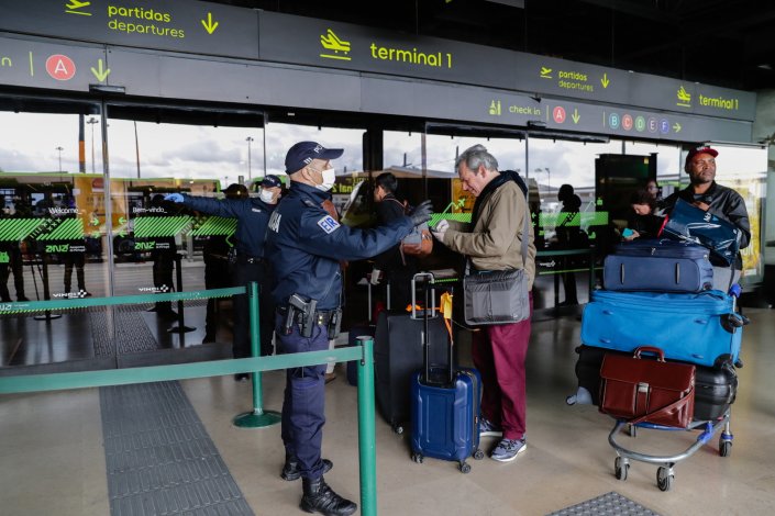 Polícias controlam a entrada de passageiros no Aeroporto Humberto Delgado, em Lisboa, a 17 de Março de 2020