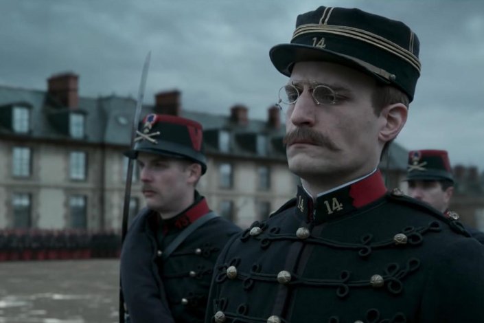 Fotograma do filme «J'Accuse» (2019), realizado por Roman Polanski a partir de um romance inspirado no caso do oficial francês Albert Dreyfus, de origem judaica, acusado de traição à Pátria por círculos militares anti-semitas. 