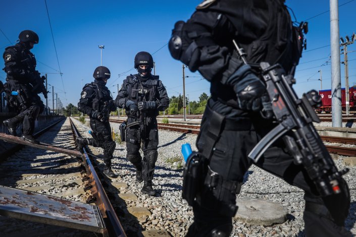 Elementos da GNR em acção durante o exercício multidisciplinar em ambiente ferroviário RAILEX17, no Complexo Ferroviário de Coina, Barreiro, a 16 de novembro de 2017. A Guarda Nacional Republicana (GNR) organiza o “RAILEX17” em contexto real como objetivo de testar a capacidade de coordenação de forças e serviços numa intervenção multidisciplinar de reação «a um incidente ferroviário grave e complexo»