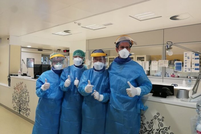 Especialistas de uma equipa médica chinesa e médicos italianos num hospital em Pádua, na região do Véneto, uma das mais atingidas pela epidemia do novo coronavírus 