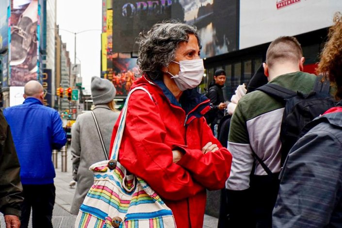 Mulher usa uma máscara de protecção, em Nova Iorque, estado de Nova Iorque, Estados Unidos da América.