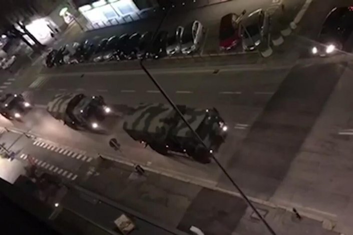 Viaturas militares italianas atravessam a cidade de Bérgamo carregados com caixões, que levam para fora da cidade