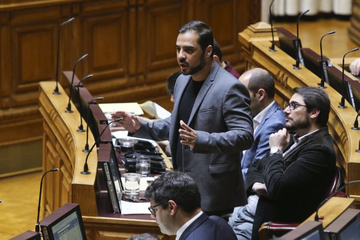 Miguel Tiago anunciou a iniciativa do PCP esta manhã, em conferência de imprensa na Assembleia da República
