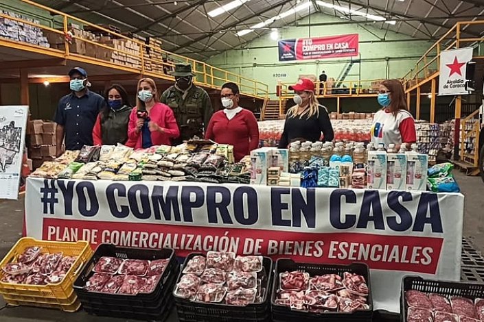 A presidente do Município Libertador (Caracas), Erika Farías (centro), durante o lançamento do projecto «Yo Compro En Casa»