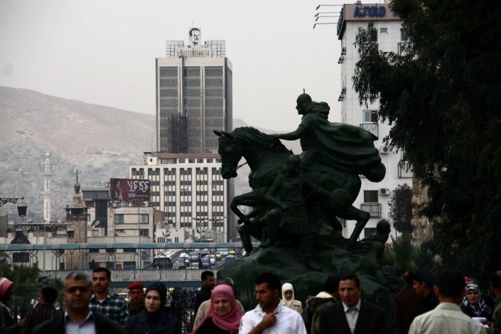 Estátua de Saladino numa das avenidas do Centro de Damasco, antes da guerra de agressão imperialista