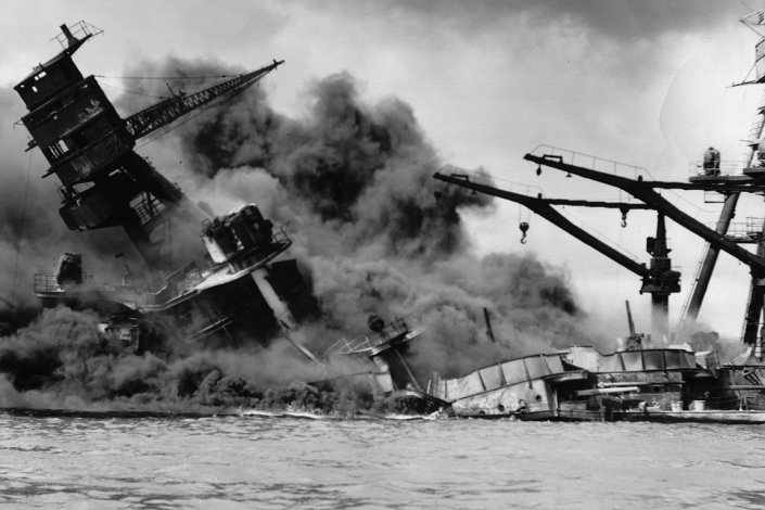Um navio de guerra norte-americano afunda-se após ter sido atingido por bombas japonesas, durante o ataque à base naval de Pearl Harbor, no Hawai, EUA, a 7 de Dezembro de 1941, que marcou a entrada dos dois países na Segunda Guerra Mundial. 