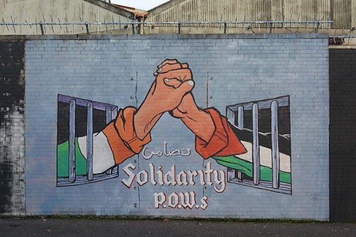 Mural solidário com os presos palestinianos numa rua de Belfast, no Norte da Irlanda 