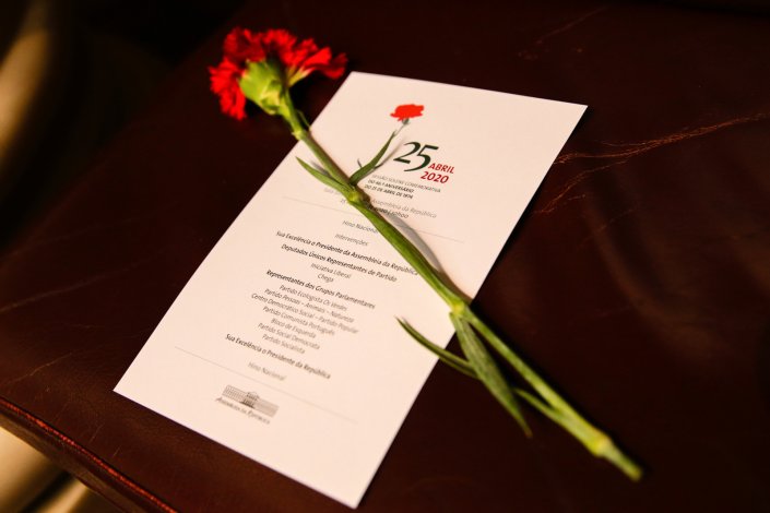 Cravos vermelhos sobre as bancadas vazias do Parlamento durante a sessão solene comemorativa dos 46 anos da Revolução de 25 de Abril na Assembleia da República, em Lisboa, a 25 de abril de 2020. As comemorações do 25 de Abril no Parlamento realizaram-se este ano com número reduzido de presenças devido à pandemia em curso.