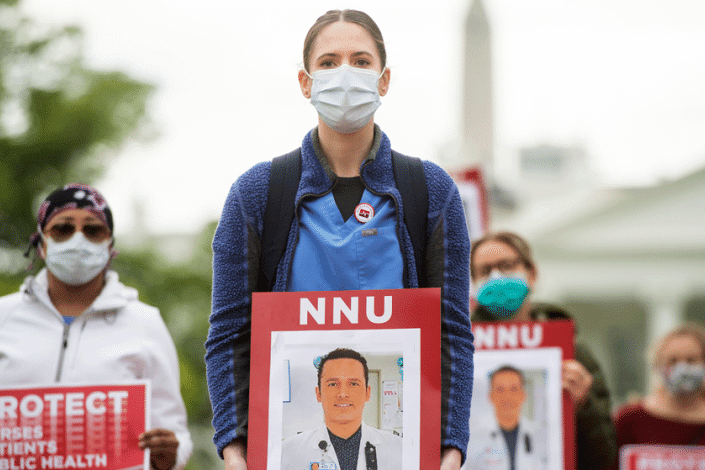 Os trabalhadores da Saúde acusam as gestões hospitalares e o governo de Donald Trump, por via da Administração de Segurança e Saúde Ocupacional, de serem incapazes de os proteger na pandemia de Covid-19