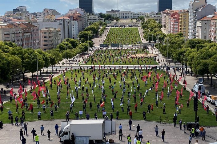 Centenas de activistas e dirigentes sindicais cumprem as regras de distanciamento nas celebrações do 1.º de Maio, na Alameda Afonso Henriques, em Lisboa, a 1 de Maio de 2020