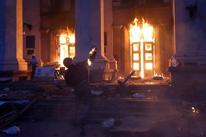 Passam seis anos sobre o massacre da Casa dos Sindicatos de Odessa, na Ucrânia, perpetrado a 2 de Maio de 2014, na sequência do golpe de «Maidan». Fortemente armados, apoiantes de «Maidan», em que se incluíam membros de grupos neonazis, avançaram sobre os antifascistas ucranianos concentrados no acampamento de Kulikovo, que procuraram refúgio na Casa dos Sindicatos. A chusma fascista incendiou o edifício e cerca de 50 resistentes perderam ali a vida. Alguns lançaram-se para a morte das janelas, outros foram baleados ao tentar escapar do prédio em chamas. / Twitter via Nahia Sanzo
