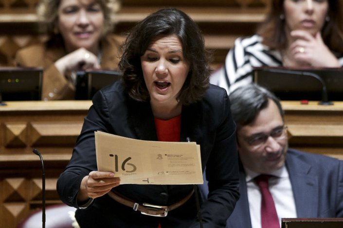 E, como estamos em época estival, talvez a leitura do livro de Luís Sttau Monteiro, Angústia para o Jantar, lhe aliviasse o sofrimento.