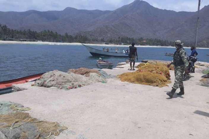 Pescador venezuelano armado, em Chuao, estado de La Guaira, aborda lancha com mercenários