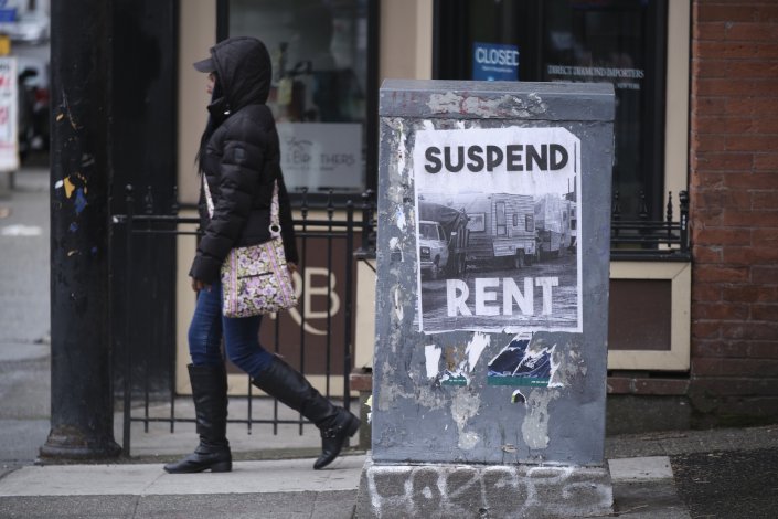 Cartaz colado na baixa de Seattle, estado de Washington, EUA, pede a suspensão do pagamento de rendas, a 26 de Março de 2020. O desemprego disparou nos EUA devido ao encerramento de empresas causado pela actual pandemia e deixou na pobreza milhões de trabalhadores 