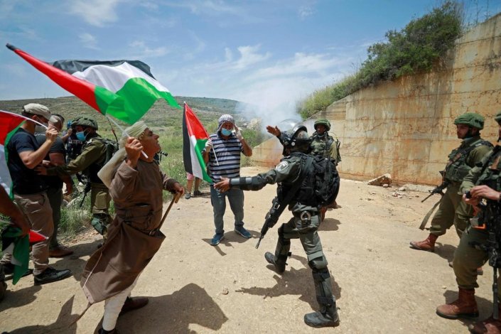 Palestinianos confrontam tropas israelitas em Al Sawiya, na Cisjordânia ocupada, a 15 de Maio de 2020. Apesar de a pandemia em curso ter condicionado este ano o dia da Nabka, o 72.º aniversário da expulsão de 750 mil palestinianos pelo então recém-formado Estado de Israel não foi assinalado apenas online