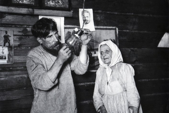 Isba (habitação camponesa) electrificada na aldeia de Botino, em Shatura, a leste de Moscovo (1925). Em Shatura foi construída, em 1920, uma das primeiras centrais termo-eléctricas do poder soviético. As lâmpadas eléctricas eram chamadas, pelos camponeses, «lâmpadas de Ilitch» (patronímico de V. I. Lénine)