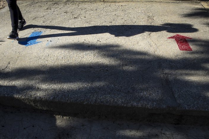 A sombra de um estudante projecta-se no chão, entre as marcas de entrada e saída de uma escola no Seixal, no primeiro dia de aulas presenciais depois do alívio das medidas de emergência para controlo da pandemia em curso, no Seixal, a 18 de Maio de 2020. A fotografia foi escolhida pelo britânico «The Guardian» como uma das melhores fotos do dia.