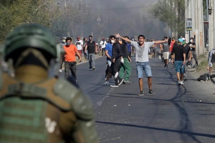 Centenas de pessoas protestaram contra a pobreza, a fome e a falta de ajudas em tempo de quarentena, na comuna de El Bosque (Santiago do Chile)