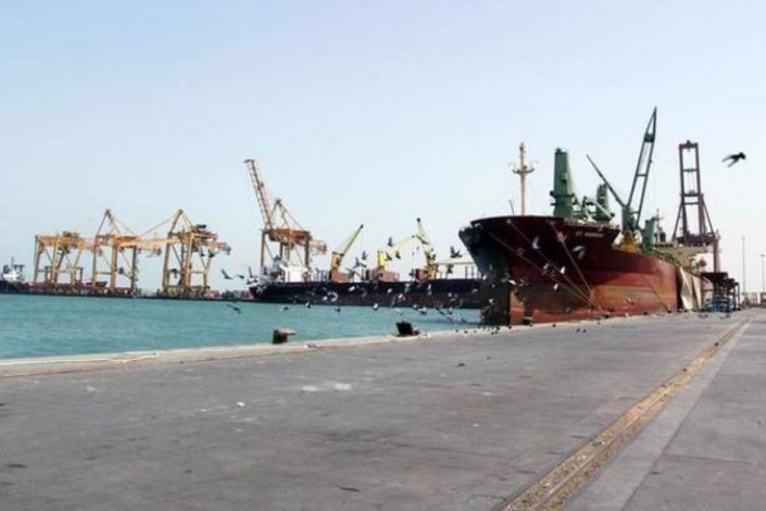 Navio no porto de Hudaydah (imagem de arquivo)