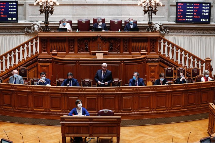 O primeiro-ministro António Costa (C), ladeado por membros do Governo, intervém durante o debate quinzenal, na Assembleia da República, em Lisboa, 20 de Maio de 2020