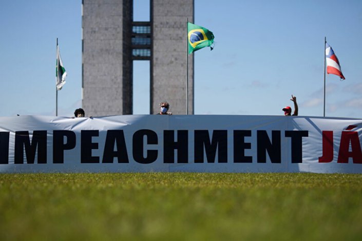 Faixa a solicitar a destituição do actual presidente brasileiro, em Brasília