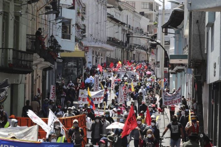 «A defesa dos direitos dos trabalhadores é da tua responsabilidade», afirmava um cartaz dos funcionários da Empresa Eléctrica Quito
