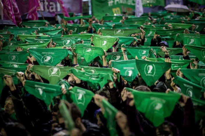 Mulheres argentinas frente ao Congresso antes da votação histórica de 14 de Junho de 2018, que deu luz verde ao projecto de despenalização da IVG; seria chumbado em Agosto desse ano no Senado 