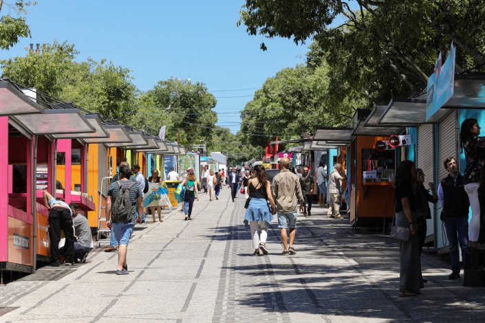 Visitantes junto aos pavilhões da Feira do Livro de Lisboa, no Parque Eduardo VII, em Lisboa, a 29 de maio de 2019