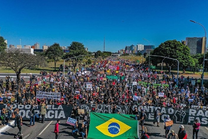 Manifestantes ocupam a Esplanada dos Ministérios, em Brasília, durante manifestação contra o governo de Bolsonaro
