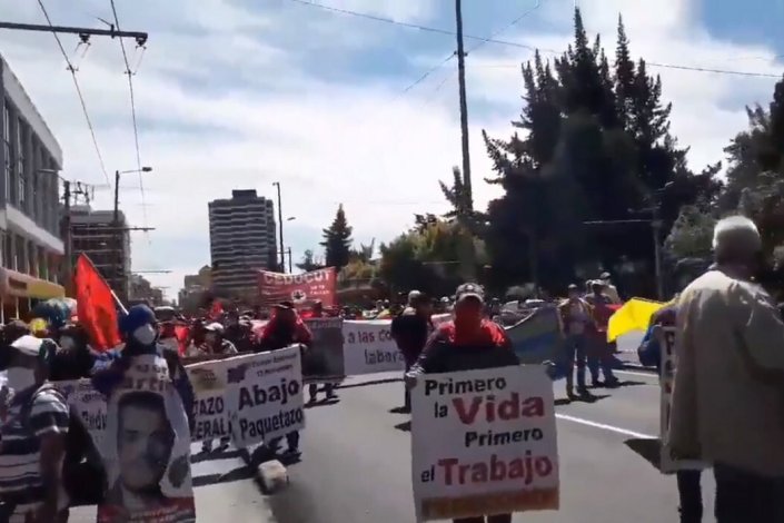 Centenas de trabalhadores e estudantes manifestaram-se em Quito contra a política neoliberal de Lenín Moreno, que favorece a banca e os grupos privados em detrimento das camadas populares