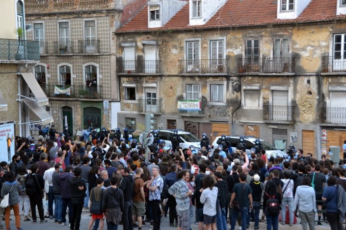 Populares concentram-se no Largo de Santa Bárbara, em Arroios, onde a 8 de Junho de 2020 se verificou uma tentativa de desocupação ilegal de um prédio devoluto usado por um grupo de voluntários para prestar auxílio a pessoas carenciadas 