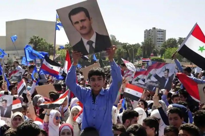 Milhares de pessoas manifestaram-se em Damasco para apoiar o governo sírio e denunciar as sanções ocidentais (imagem de arquivo)