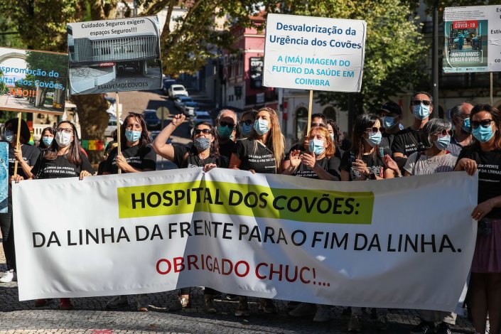 Concentração em “Defesa do SNS – Valorização do Hospital dos Covões, Valorização dos Cuidados de Saúde Primários, Continuados e Paliativos”, promovida pelo Movimento dos Utentes dos Serviços Públicos, na praça da República, em Coimbra, 18 de junho de 2020