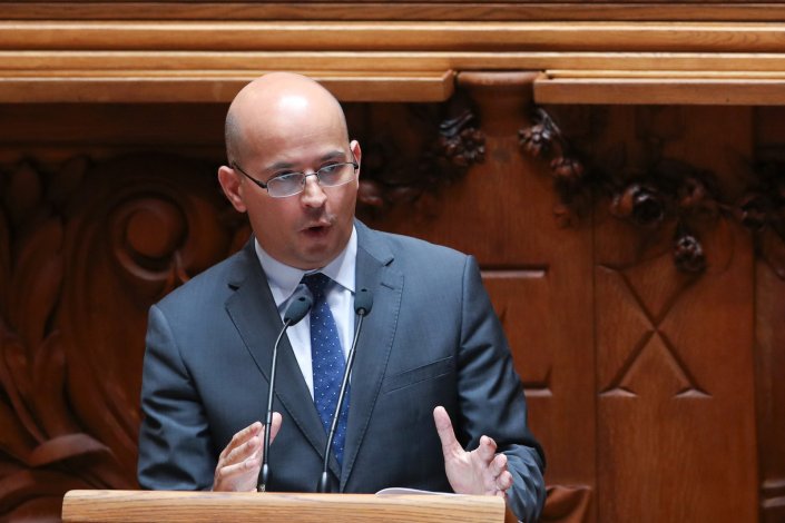 O novo ministro de Estado e das Finanças, João Leão, durante o debate e votação, na Assembleia da República, da proposta Orçamento Suplementar para 2020, em Lisboa, a 17 de Junho de 2020