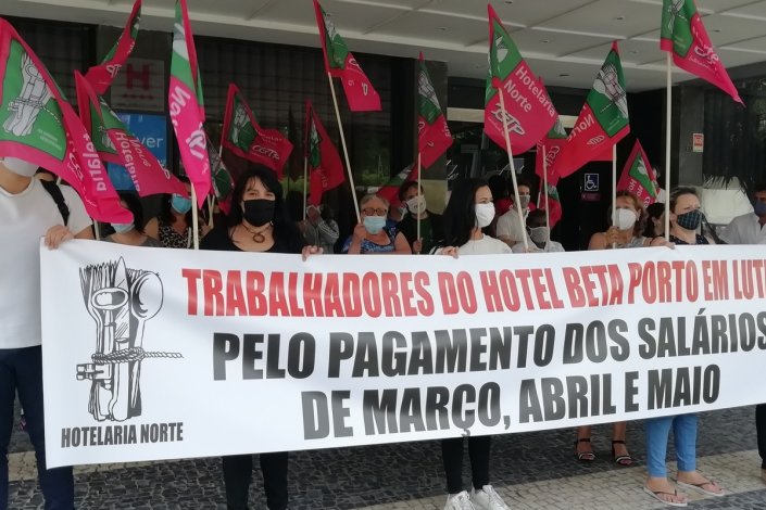 Trabalhadores concentraram-se na entrada para o Hotel Beta, no Porto, a 26 de Junho de 2020, em protesto contra os salários em atraso. A administração da unidade de quatro estrelas deve, até hoje, os salários de Março, Abril e Maio