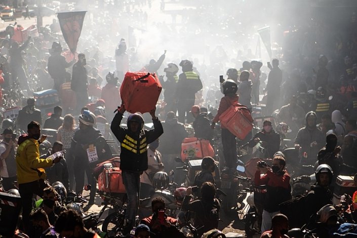 Os estafetas brasileiros que trabalham com plataformas electrónicas realizaram a primeira paralisação nacional no dia 1 de Julho de 2020 