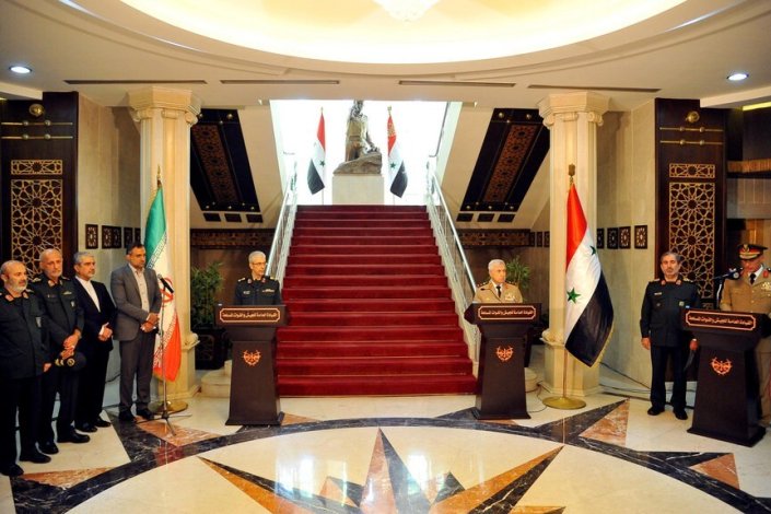 O chefe de Estado-Maior das Forças Armadas iranianas, major-general Mohammad Baqeri, e o ministro da Defesa sírio, Ali Abdullah Ayyoub, dirigem-se à imprensa após a assinatura do acordo entre ambos os países 