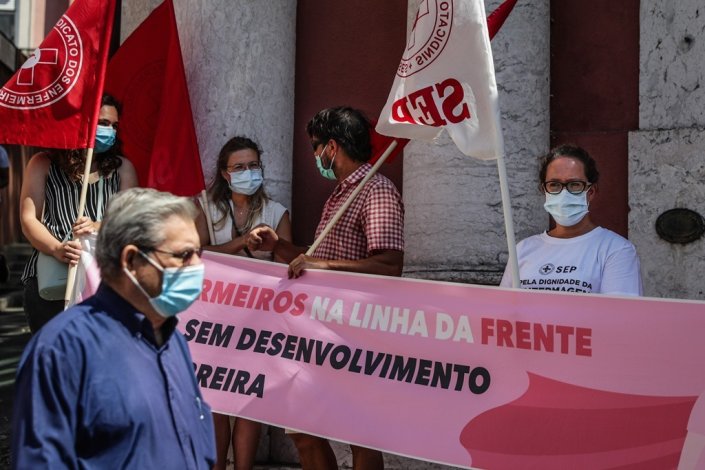 Uma delegação da Direcção Regional de Lisboa do Sindicato dos Enfermeiros Portugueses (SEP/CGTP-IN) concentrou-se para exigir que o Conselho de Administração e o Ministério da Saúde concretizem a contagem de pontos para efeitos de progressão dos enfermeiros, em frente ao Hospital de São José em Lisboa, 14 de Julho de 2020.