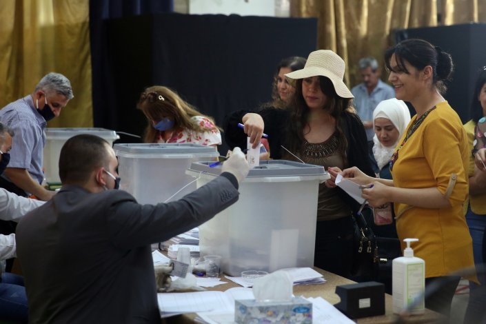 Cidadãos sírios participam nas eleições para a Assembleia do Povo (parlamento) em Damasco, Síria, a 19 de Julho de 2020. As eleições decorram com tranquilidade na maioria do território sírio, excepto nas zonas ocupadas por milícias protegidas pelos exércitos de ocupação turcos e norte-americanos 