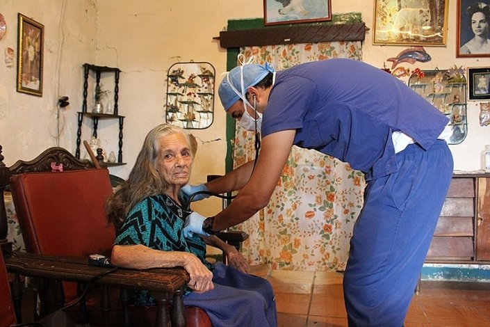 O médico comunitário Douglas Gutierrez visita os seus pacientes na Comuna Socialista Altos de Lídice todas as terças e quintas-feiras