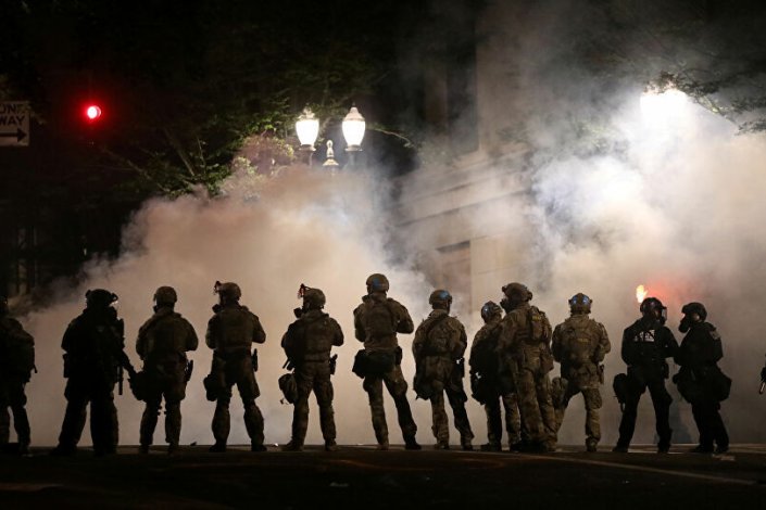 Os agentes federais foram enviados para Portland na sequência de uma ordem executiva assinada por Donald Trump, de acordo com a qual o governo federal pode enviar tropas para os estados sem autorização dos seus governadores