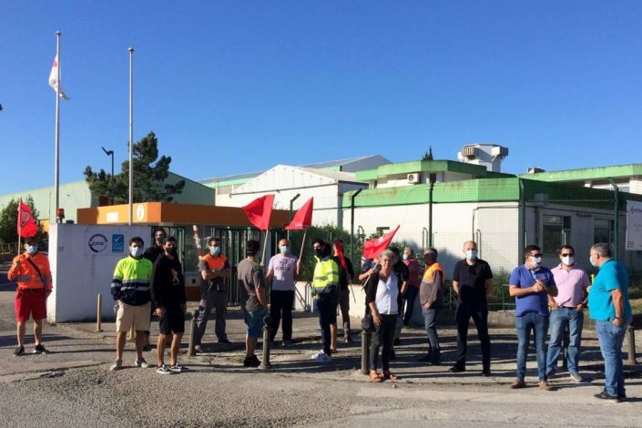 Piquete de greve à porta da fábrica de embalagens da DS Smith, com a presença da secretária-geral da CGTP-IN, Isabel Camarinha, em Albarraque, Sintra, a 24 de Julho de 2020. A produção nesta e nas restantes fábricas da empresa: Guilhabreu (Vila do Conde) e Marrazes (Leiria).
