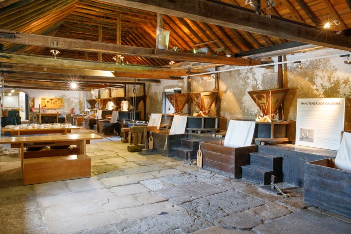 Aspecto da exposição «600 anos de moagem» no Moinho de Maré de Corroios, na baía do Seixal. O edifício é uma das mais antigas estruturas de moagem da Europa e um exemplo como aproveitamento da energia das marés. Agosto de 2020