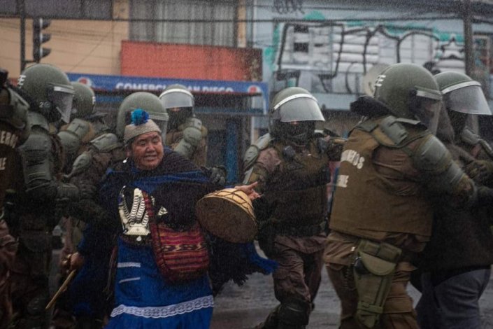 Ana Llao, indígena Mapuche, a ser presa numa manifestação; depois de libertada agradeceu o apoio e afirmou que «é o preço que os Mapuche têm de pagar por defender os seus territórios ancestrais» 