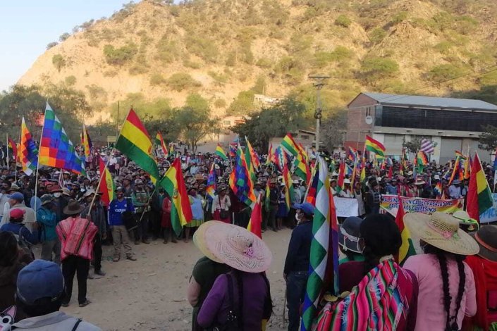 Manifestantes reunidos em Parotani, na auto-estrada Cochabamba–Oruro, exigem a demissão da golpista Jeanine Áñez 