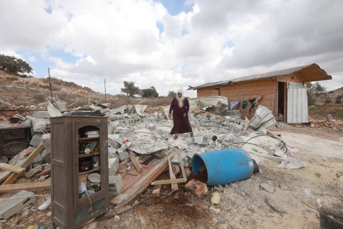 Forças israelitas demoliram uma habitação e um poço de água em Faraseen, a Oeste da cidade de Jenin, no Norte da Cisjordânia ocupada, a 10 de Agosto de 2020. A localidade, com quase 200 habitantes, foi invadida há cerca de dez dias pelas forças israelitas, que ameaçaram demolir todas as casas, estruturas e poços de água, alegando que os palestinianos não têm as autorizações israelitas necessárias para aquela zona ocupada