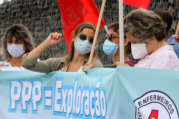 Uma delegação da Direcção Regional de Lisboa do Sindicato dos Enfermeiros Portugueses (SEP) e do Movimento de Utentes dos Serviços Públicos (MUSP) concentrou-se em frente ao Hospital Beatriz Ângelo (HBA), em Loures, a 12 de Agosto de 2020, para exigir, ao conselho de administração e ao Ministério da Saúde, a resolução dos sérios problemas que afectam aqueles profissionais no HBA e o fim das parcerias público-privado na saúde, que sorvem dinheiro público para os grupos privados enquanto estes sobreexploram os trabalhadores