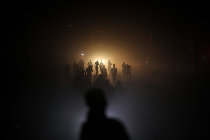 Manifestantes palestinianos que se autodesignam por «unidades de confusão nocturna» reúnem-se junto à fronteira israelo-palestiniana, no leste da Faixa de Gaza, a 16 de Agosto de 2020. Cerca de 800 palestinianos confrontaram-se com tropas israelitas. Este tipo de protestos não acontecia há dois anos e marca a escalada da tensão entre israelitas e palestinos, nos últimos cinco dias