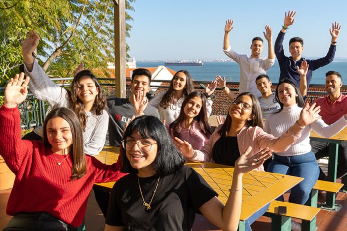 Alunos da Escola Profissional Bento de Jesus Caraça, numa pausa entre aulas, nna sede da instituição, em Lisboa